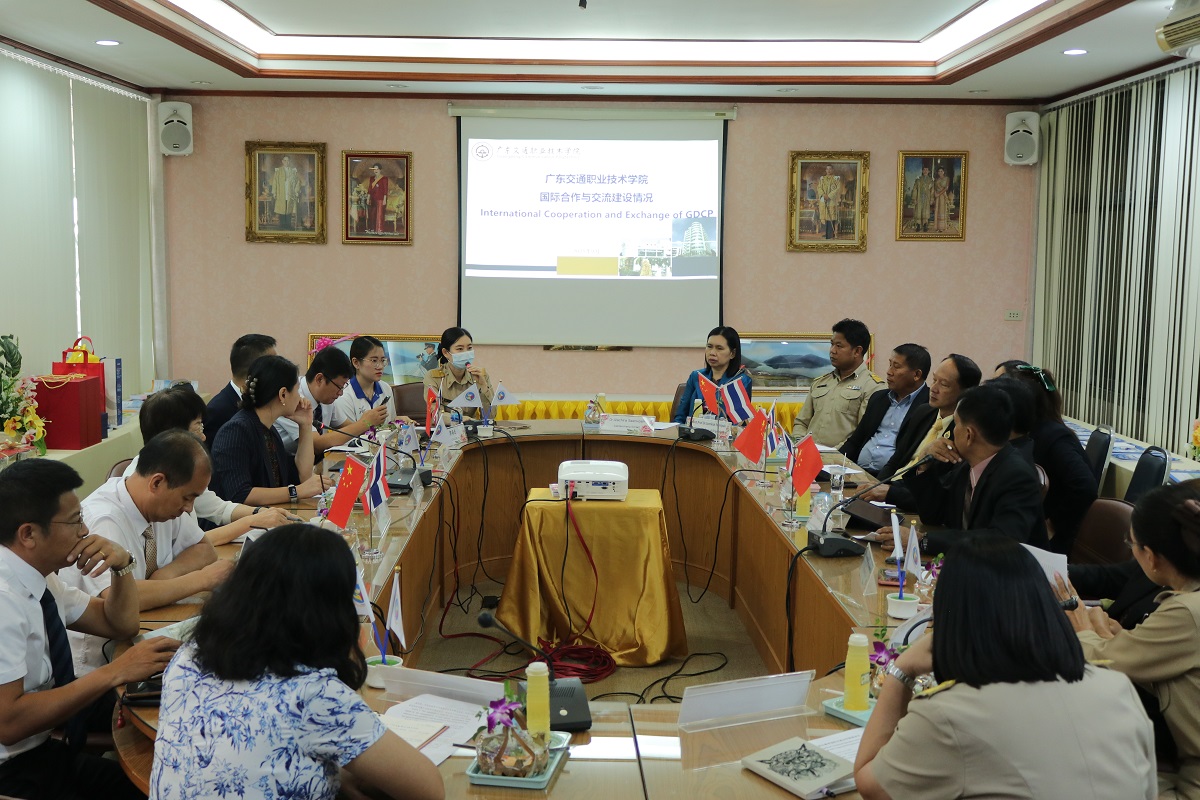 图2与尖竹汶府8家中小学校进行会谈.jpg