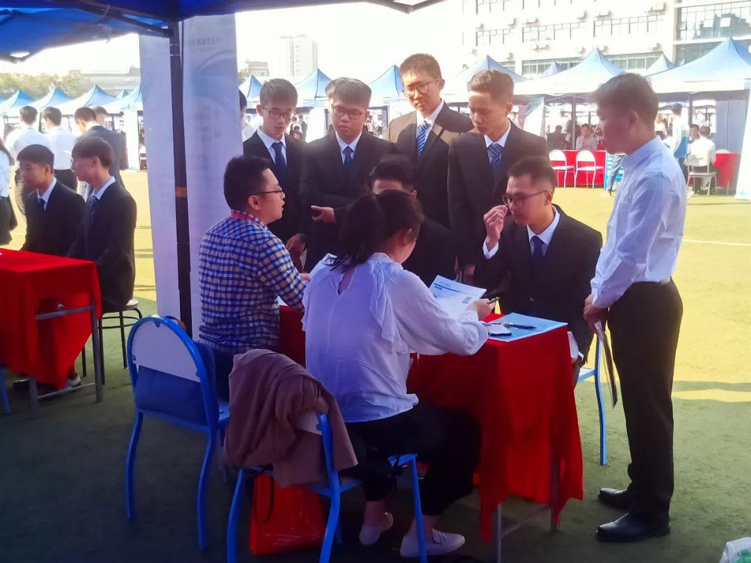 学生面试.jpg