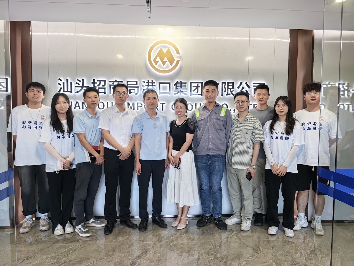 02在企校友代表和社会实践队员合影留念.jpg