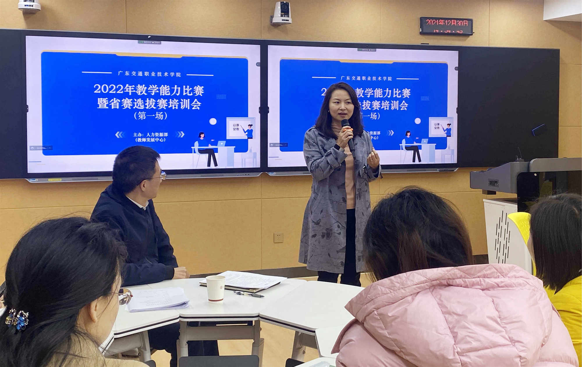熊嘉逸副院长做嘉宾介绍.jpg