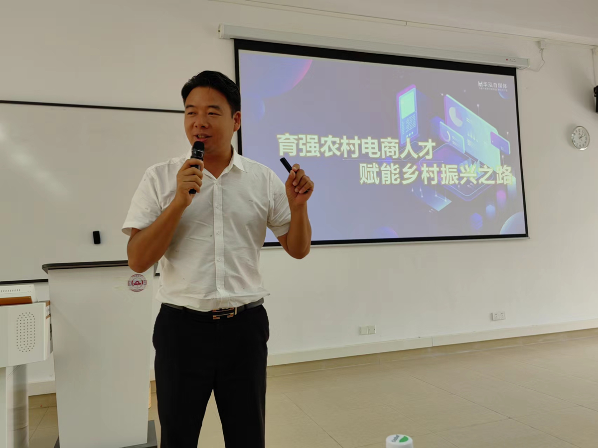 图1 振乡村平台创始人马小荣为同学们解读国家乡村振兴政策方针.jpg