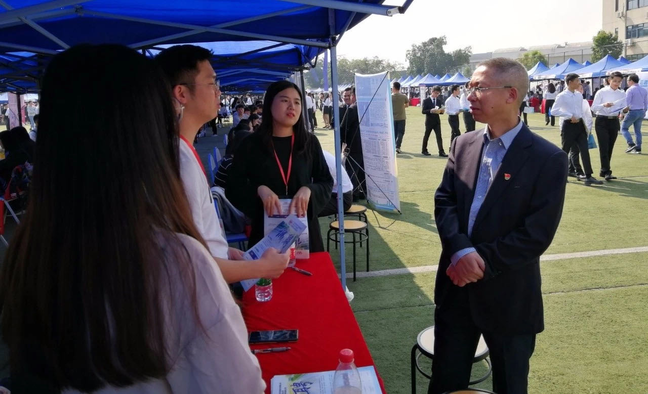 学校党委书记陈立中出席现场.jpg