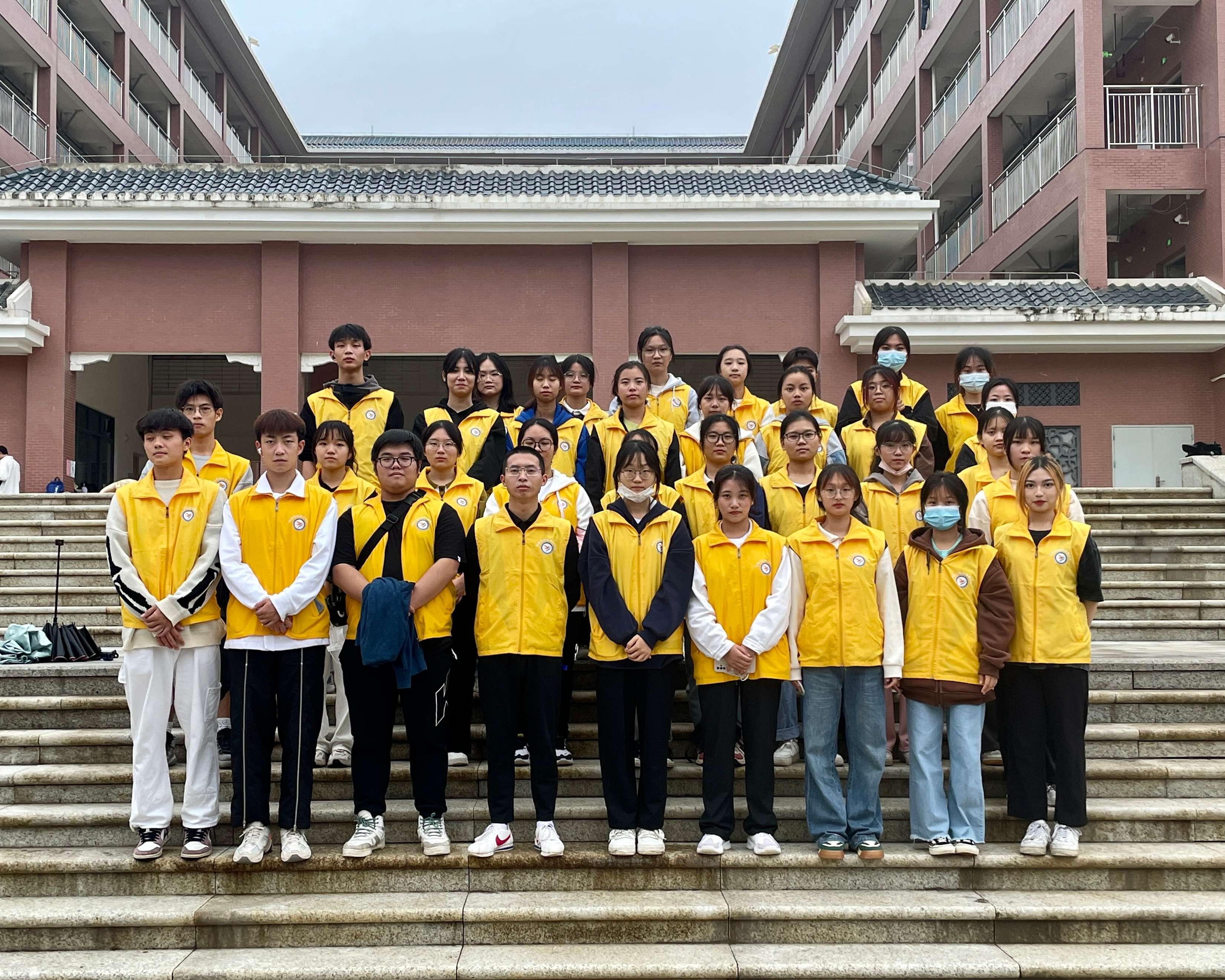 清远市创文志愿服务活动（打扫校园1）(1).jpg