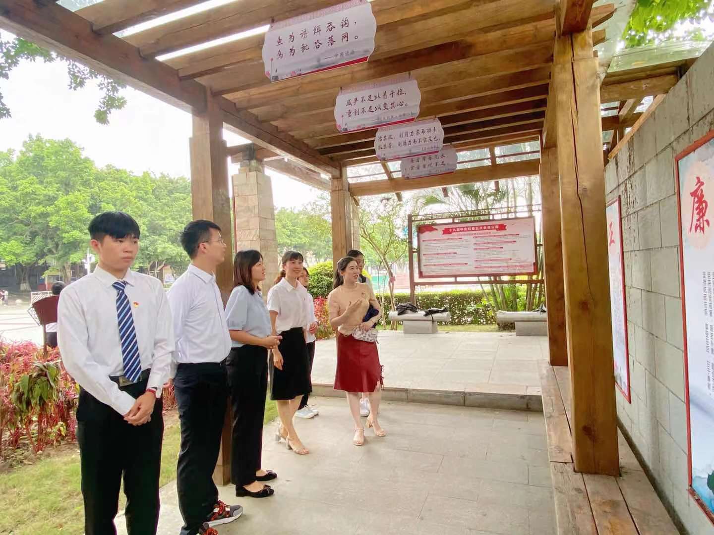 参观2.jpg